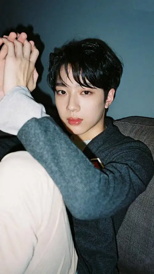 非粉看到赖冠霖热搜点进去发现他长得还挺帅的