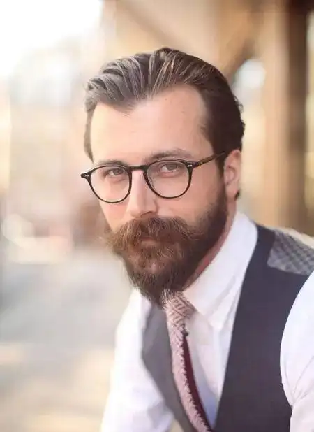 控制好想要留下的胡须的长度,长度一致并且适中的才会令胡型看起来更