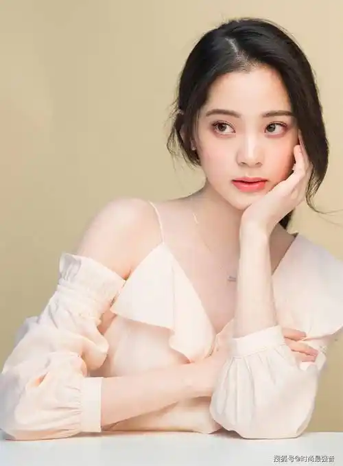 鬼马精灵的欧阳娜娜身着一字领秀美肩 黑发飘逸举止间小露性感_衬衫