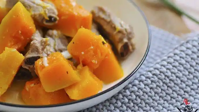 南瓜炖排骨怎么做_南瓜炖排骨的做法_小熊萌食堂_豆果美食