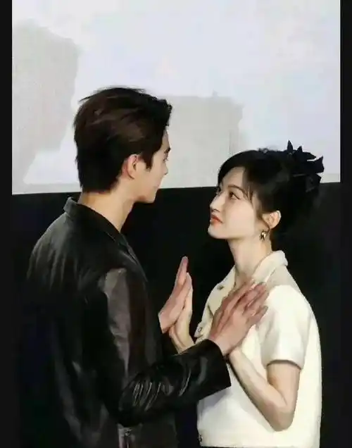 景甜许凯牵手了!两人在现场举止亲昵,宛若一对热恋中的情侣!