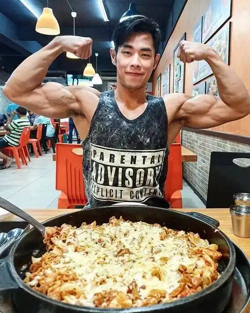 周杰伦最新肌肉照曝光,身材超过彭于晏?