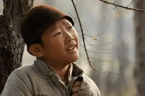 生活需要揭穿 - 32岁的他一直演小朋友,自己跟老婆像母子,也算不老