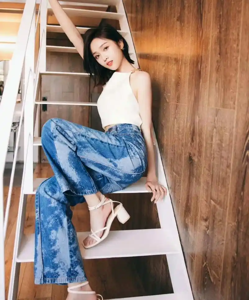 白色裸背上衣搭牛仔裤,妥妥的辣妹小选! #吴宣仪