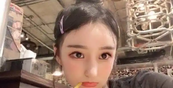 我们从uzi的女友的社交平台中就可以看到,她的每一张照片都配有精致的