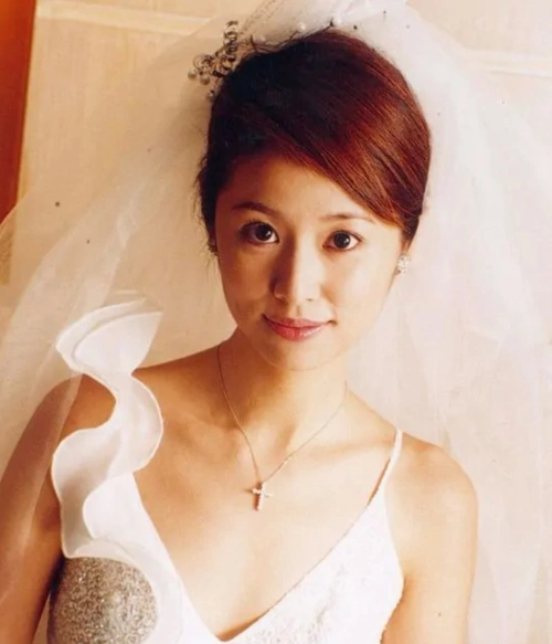 林心如突破最高学历,身穿硕士毕业服拍照,45岁颜值却成最大焦点