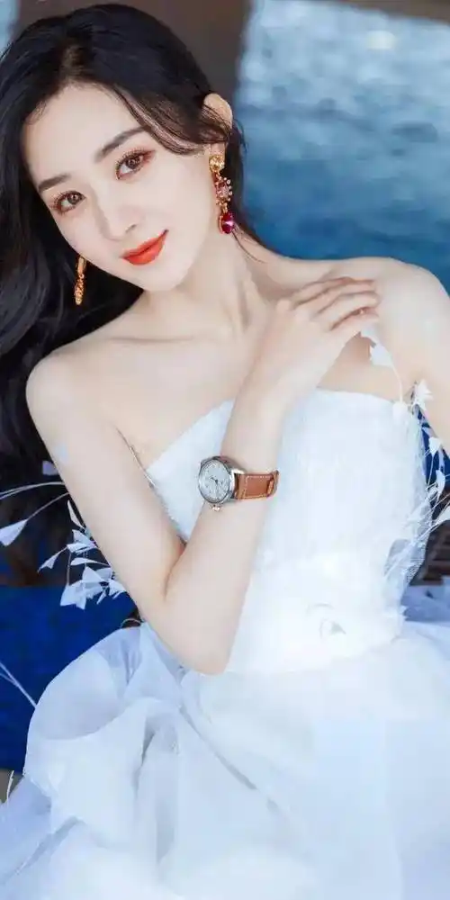 除此之外,赵丽颖还有一头乌黑亮丽的长发,每一次的挑发动作,都能够