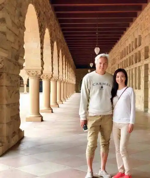 搭配一双桃红色休闲鞋,整个人看起来十分的年轻,老公则身穿灰色卫衣和