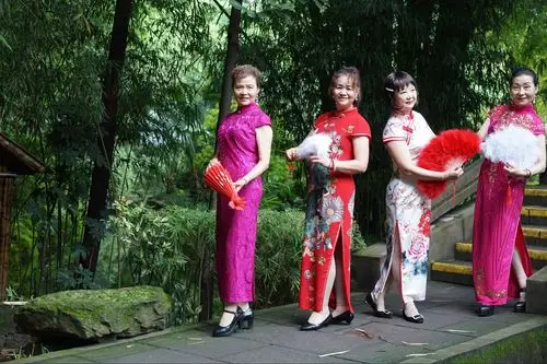 姐妹们望江公园旗袍秀 - 美篇