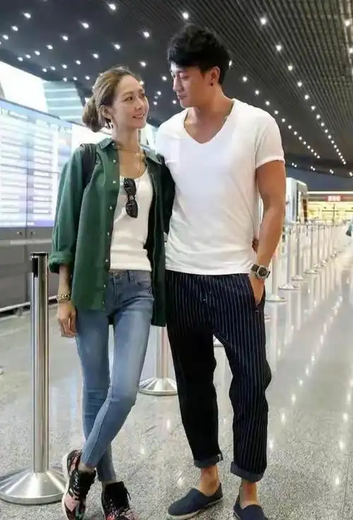 何润东眼光太好素人老婆穿衬衫配牛仔裤清秀可人气质不输明星