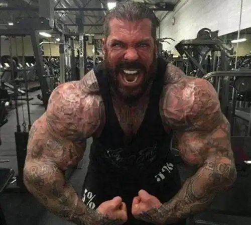 库尔曼他的肌肉并不是世界上最发达的,但是他肌肉的饱满