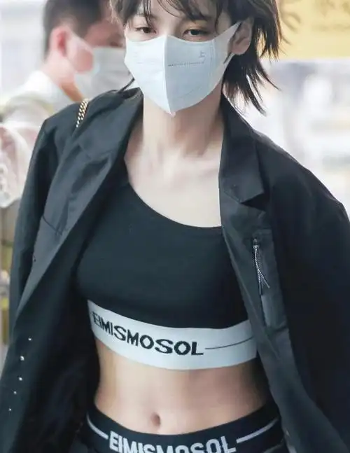 硬糖少女nene爆料赵粤身材好,看清赵粤的马甲线后,这身材我酸了