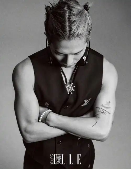 王嘉尔superelle开年刊封面