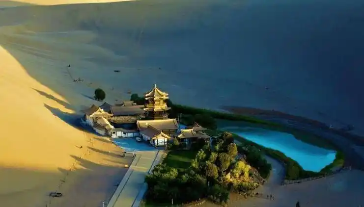 沙漠中的明月,观几千年沙泉共存奇观,却以下山的"怪声"闻名_沙漠化