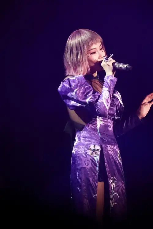 黄龄超话90#黄龄演唱会#紫色yyds92演唱会第一套打卡92@黄龄mua