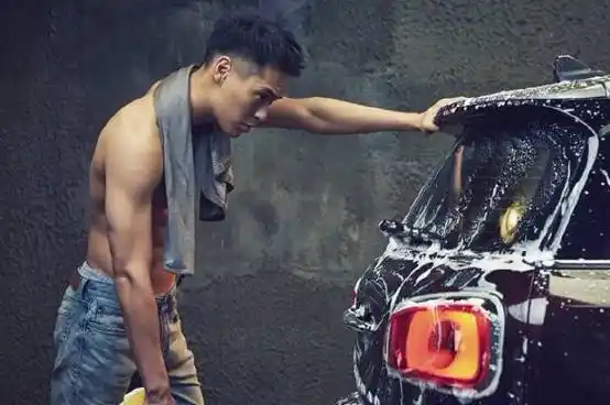 去看寒战2的朋友不要忘了看杨佑宁抹了油的八块腹肌哦