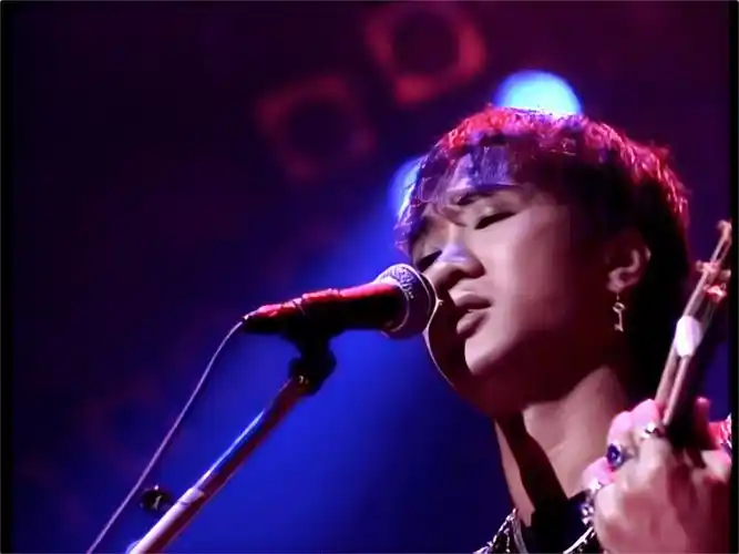 离开29年后,黄家驹终于重现温馨目光_生命_beyond_演唱会