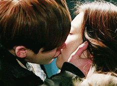 经过标准经典款吻法之后,感情进阶,接吻进入更加甜蜜的阶段,花样翻新