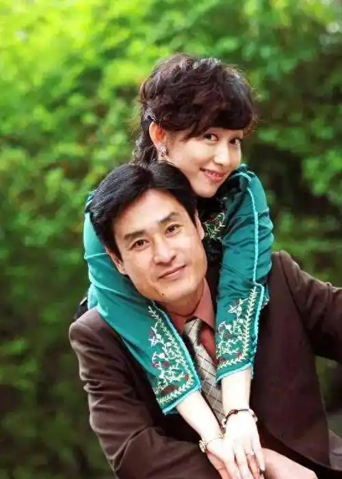 "珠影一哥"陈锐:戏红人不红,前妻和现任妻子都是美女演员_电影_珠江