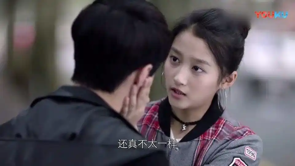 好先生张艺兴被关晓彤摸脸杀表情萌到爆场面太甜啦