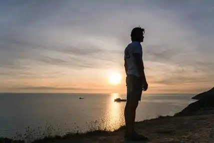 一个人侧面孤独图片