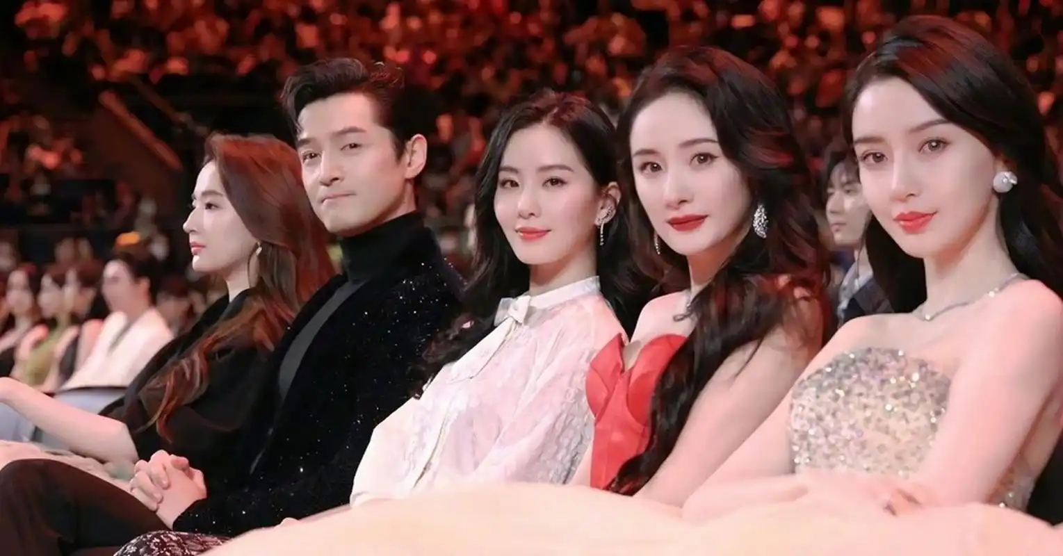 明星娱情速报#  胡歌与刘亦菲,刘诗诗,杨幂及angelababy(杨颖)同滓换