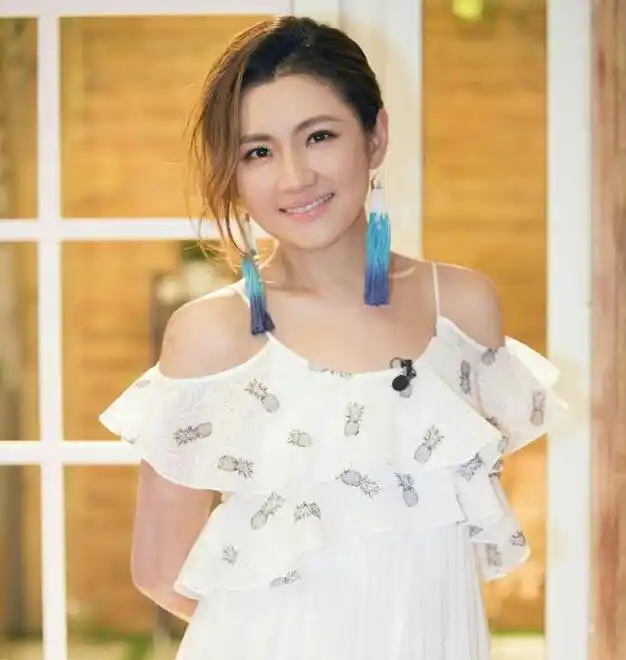 年轻即便是不笑的时候,眼上皮自带一种弯弯的弧度仔细看selina的眼睛