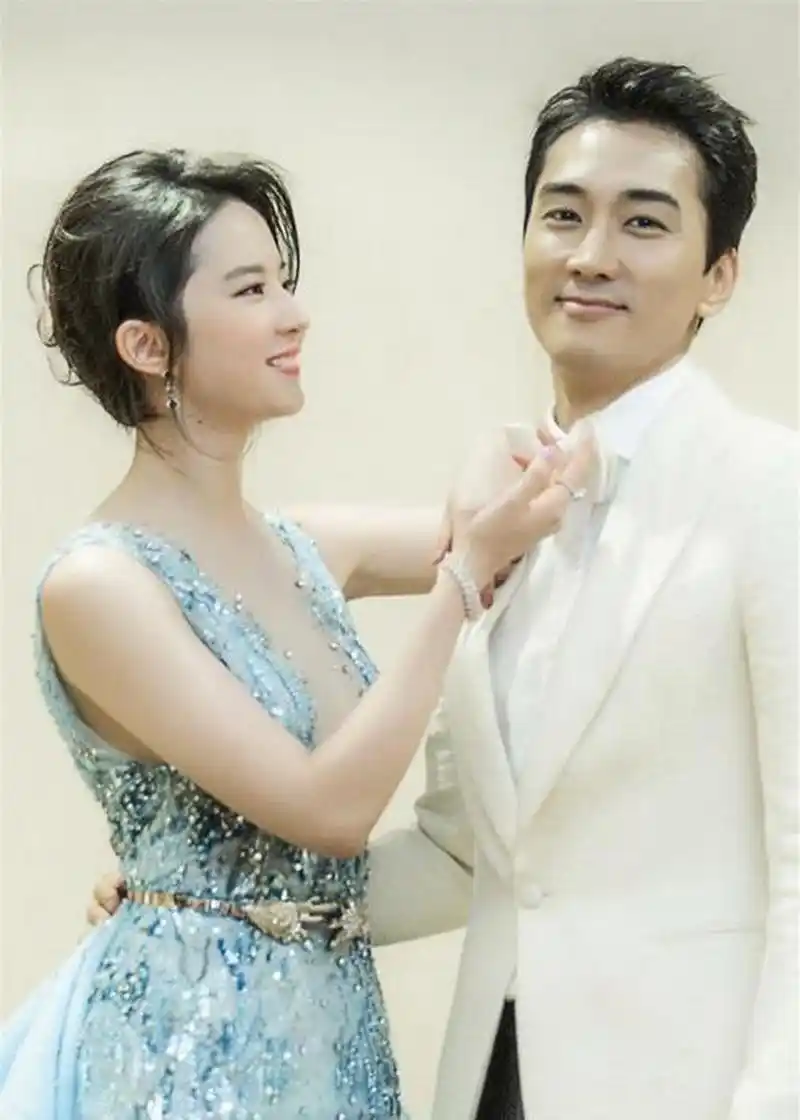 刘亦菲跟宋承宪在一起的时候,还是挺搭的,郎才女貌.