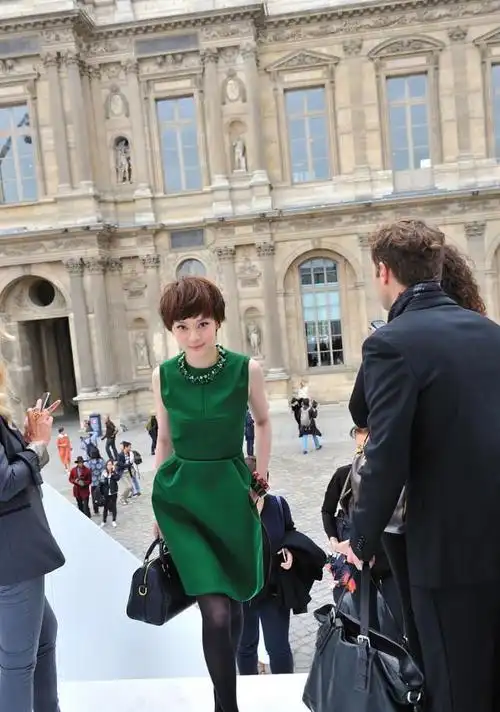 孙俪在国外更时髦,穿裙子戴粗项链不够,还要配黑丝,引路人侧目|连衣裙