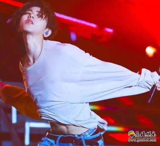 蔡徐坤在舞台表演中汗水打湿了衣服胸肌若隐若现上演一场湿身诱惑