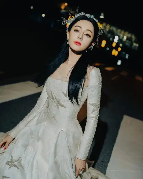 迪丽热巴白色星光礼裙优雅曼妙 #迪丽热巴