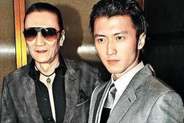 谢霆锋隔10多年与大儿子同框打破父子不和谣言两人长相如复制