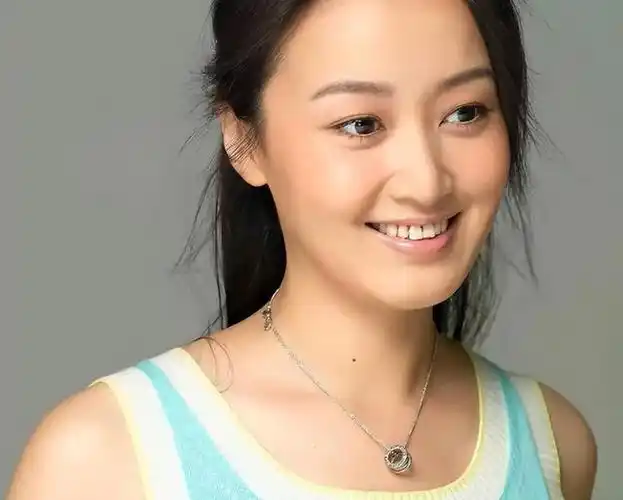 赵子琪,她曾经是央视的一名主持人,她长得非常的美丽漂亮,当时她主持