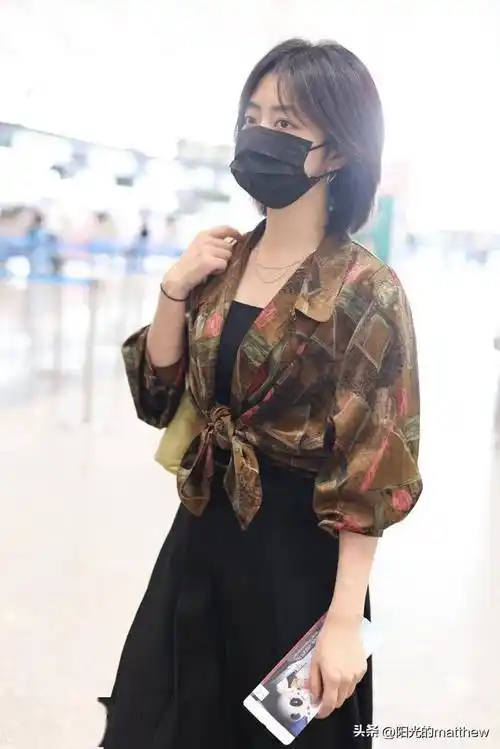 谭松韵街拍:印花外衣百褶裙休闲时尚_北京_机场