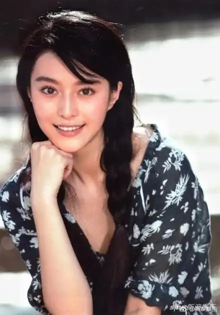 范冰冰青涩旧照五官精致除了轻微的婴儿肥范冰冰才真正从小美到大