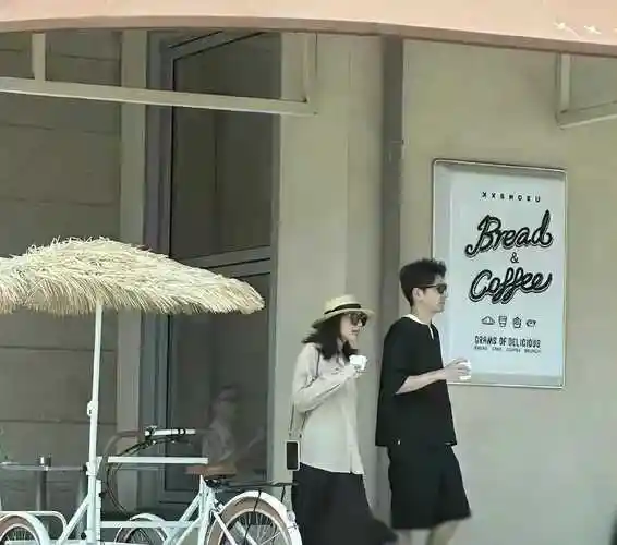 原创高圆圆赵又廷甜蜜逛面包店网友中年爱情糖分爆表浪漫满溢