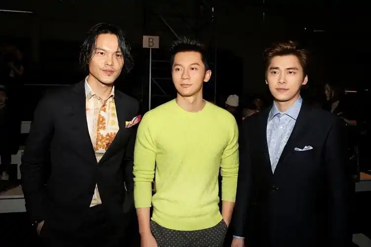 明星照片男(明星照片男生帅气合照)-骁龙网