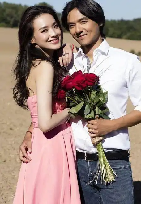 舒淇晒合照为冯德伦庆生两人搂肩依偎甜蜜秀恩爱