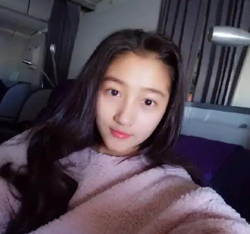 最美童星关晓彤现在已经成少女了,腿长颜值高,可美女学霸不是好养成的