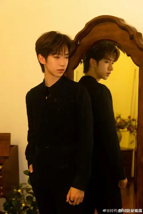 贺峻霖打电话剧照##贺峻霖粉色套装剧照