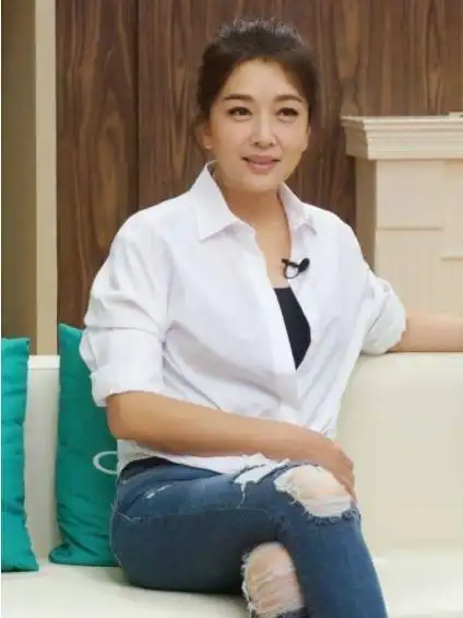 52岁江珊37岁现任丈夫近照,比前任靳东还要帅,是熟悉的他