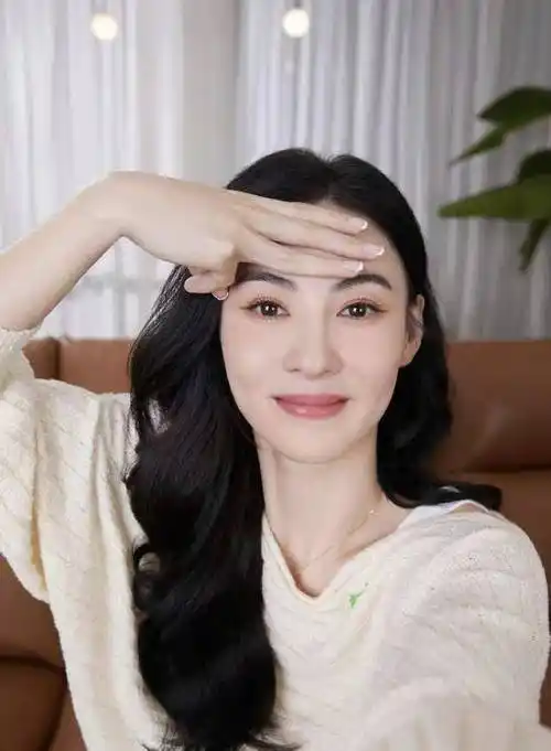 当年,照片事件后,张柏芝跪在公公谢贤面前:那时实在是不 .