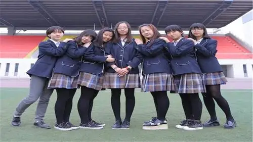 为何贵族学校的女生校服是"裙子",而普通学校却是"裤子"?