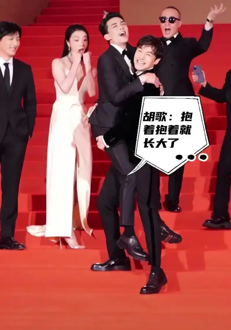 胡歌吴磊亮相上海电影节,梦回"琅琊榜" 胡歌:终于把这孩子带大了[嘻嘻