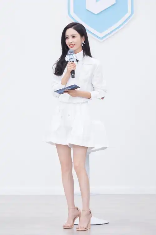 佟丽娅一字带高跟鞋