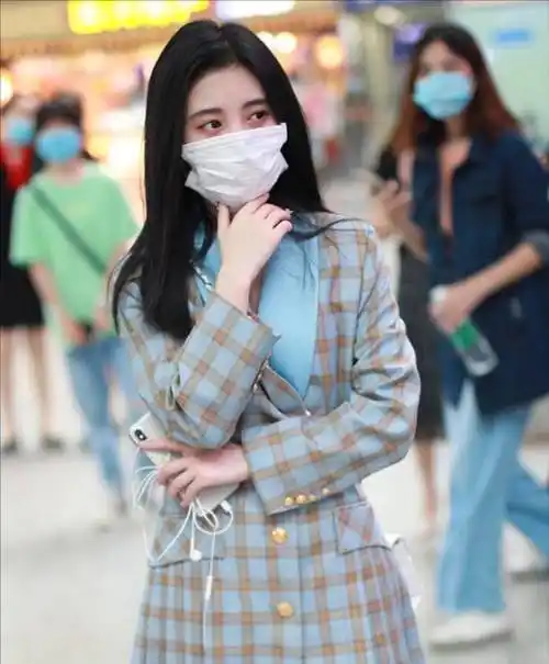 原创鞠婧祎现身机场身穿格子外套搭配白色短靴超大号口罩引人注目
