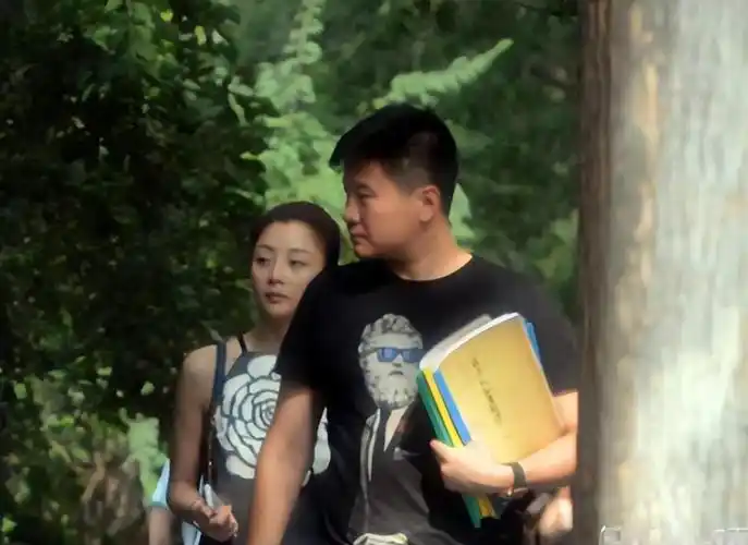 殷桃离婚14年至今仍单身无子女照顾父母晚年前夫锒铛入狱