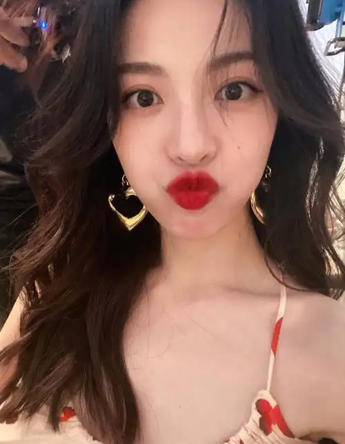 钟楚曦晒最新美照 蝴蝶吊带套装包裹绝世好身材