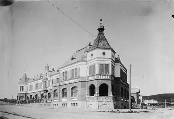 沿柏林路展开,西立面则紧邻芦伊特波尔德路,围合成一片长方形的会馆