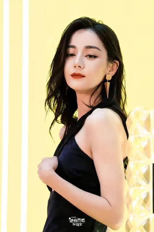 迪丽热巴华伦天奴美妆亚太区香氛代言人##迪丽热巴安旎